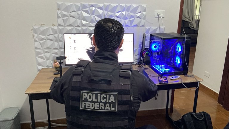 PF cumpre mandados de busca e apreensão em Manaus durante operação nacional contra crimes sexuais infantis