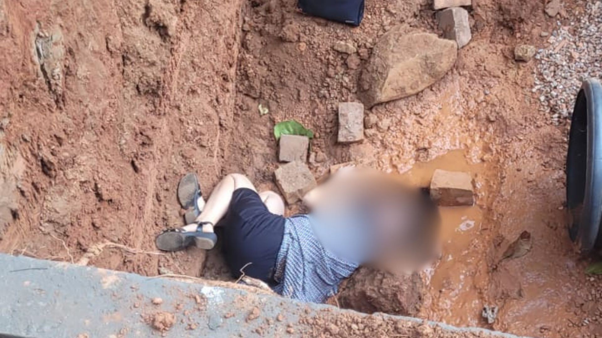 VÍDEO: Mulher se distrai ao mexer na bolsa e cai em buraco de 3 metros em obra de Uberaba