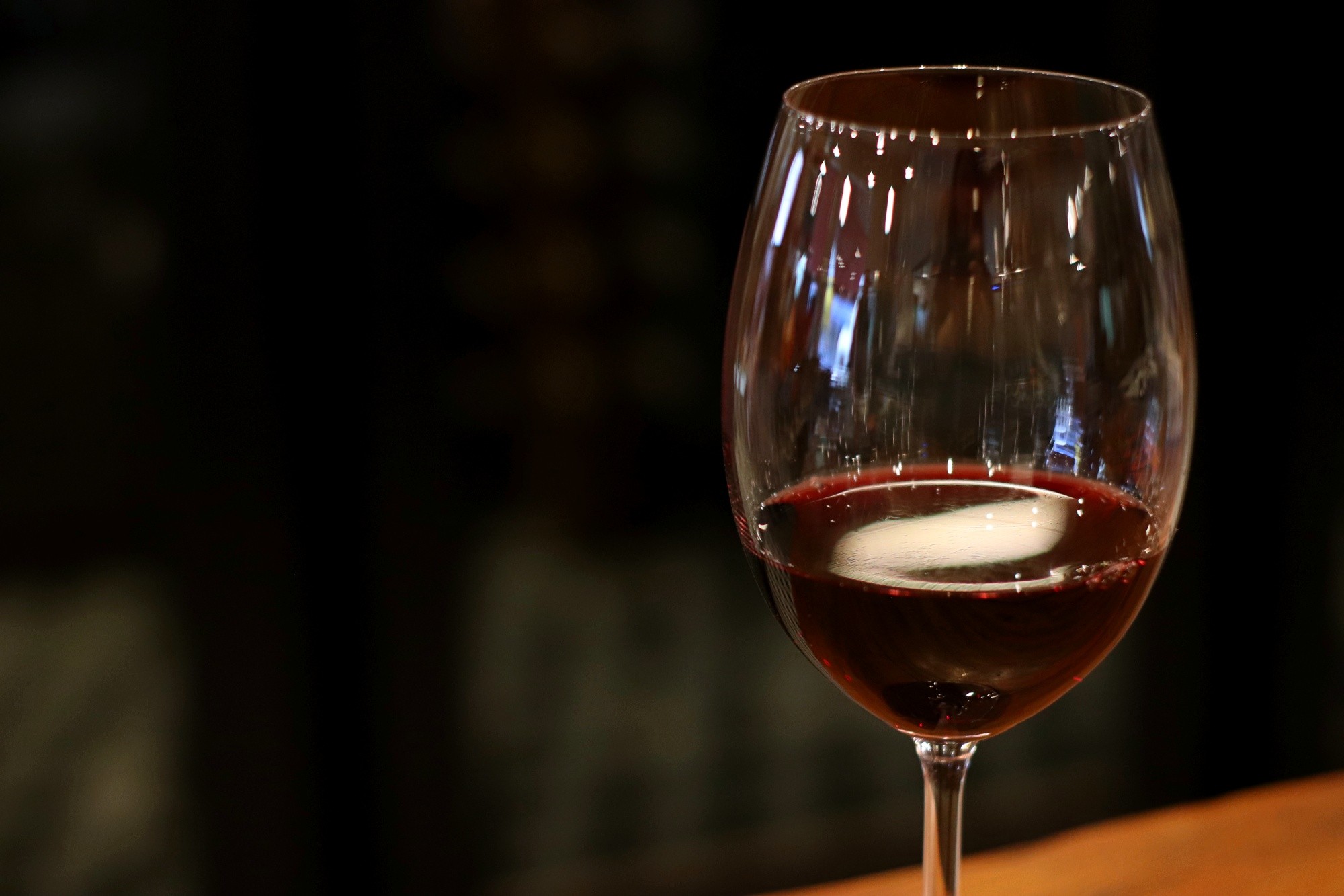 'Boa noite, Cinderela': mulher que usava vinho para dopar e roubar homens tem prisão mantida em SC