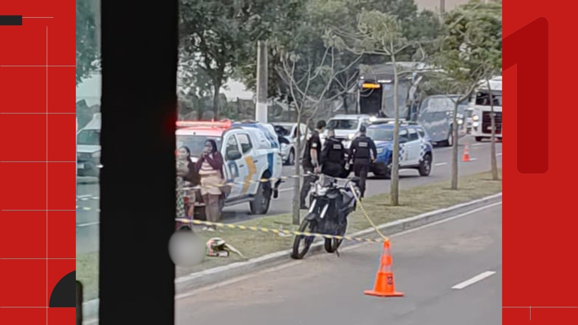 Motociclista de aplicativo e passageira morrem após veículo invadir canteiro e bater em árvore em avenida de Vitória