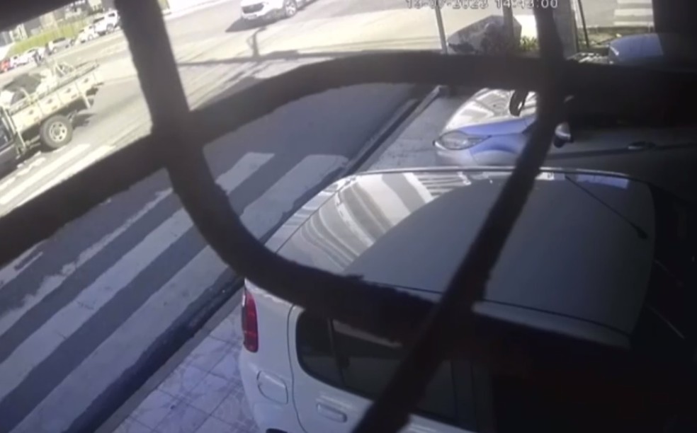 Crime aconteceu em frente a loja de venda de veículos — Foto: Reprodução