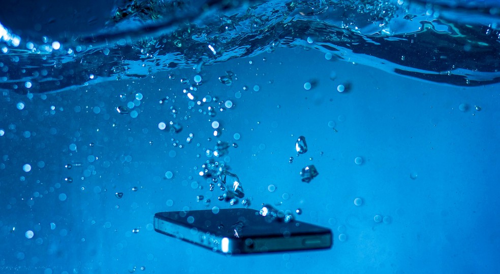 Celular dentro d'água — Foto: Sergey Meshkov/Pexels