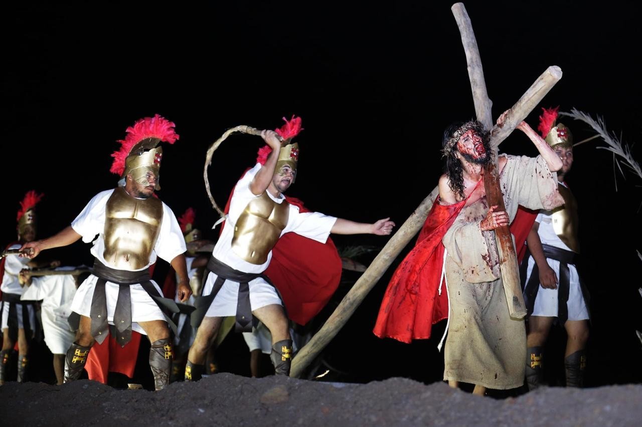 Espetáculo é totalmente gratuito e será interpretado por cerca de 150 atores amadores da própria cidade e de municípios vizinhos — Foto: Associação Luz Divina