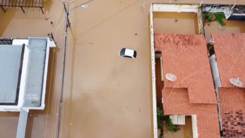 Carro fica submerso após forte chuva em Juazeiro do Norte — Foto: Reprodução