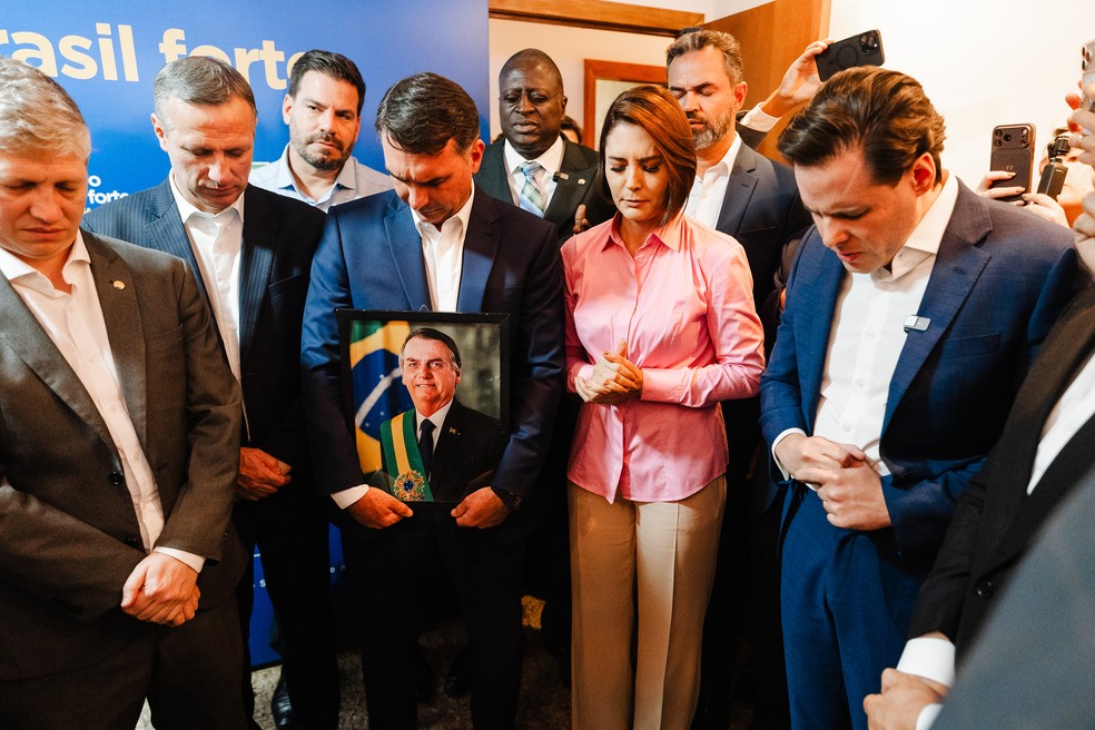 Flávio Bolsonaro, Michelle Bolsonaro e apoiadores. — Foto: Vittor Sales