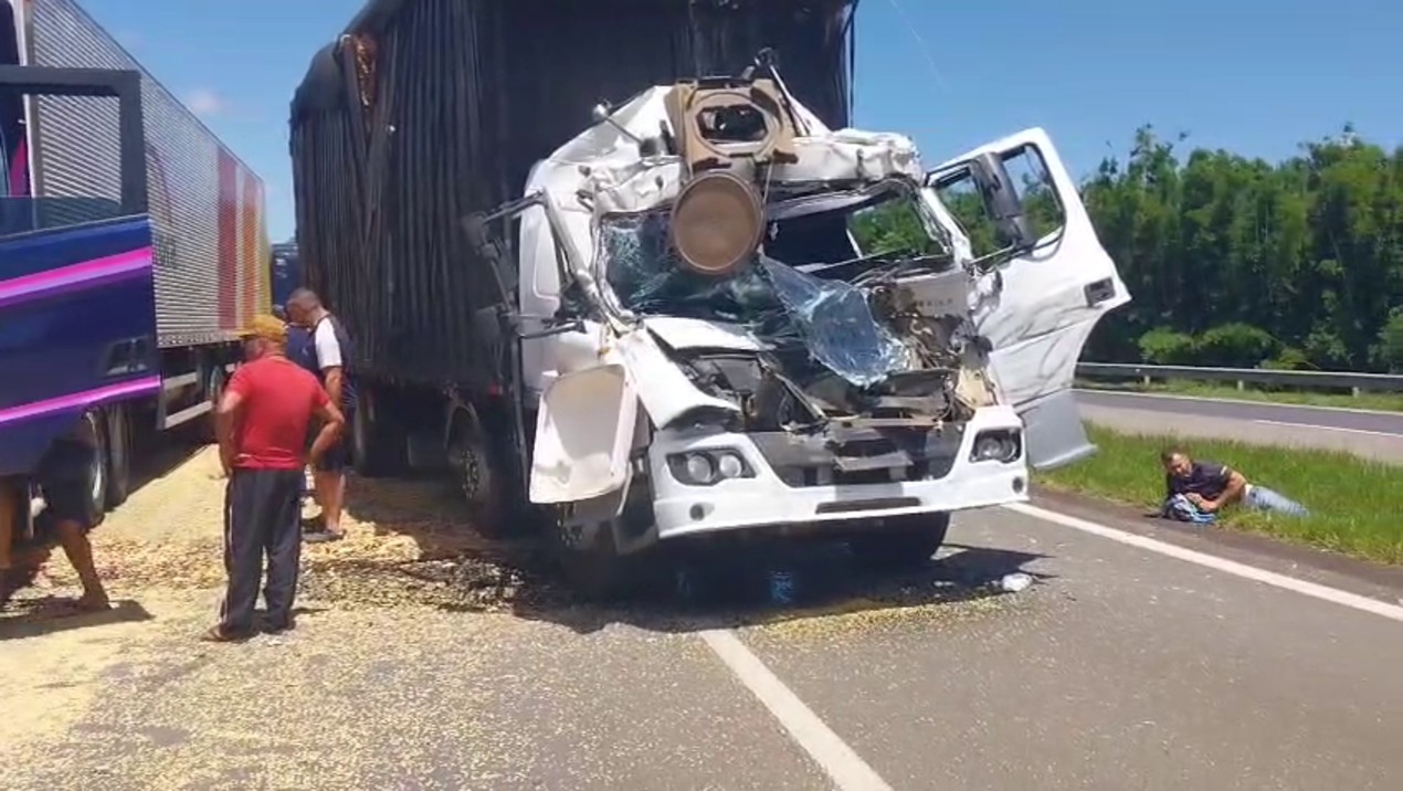 Acidente entre dois caminhões deixa ferido na SP-127 em Itapetininga; vídeo