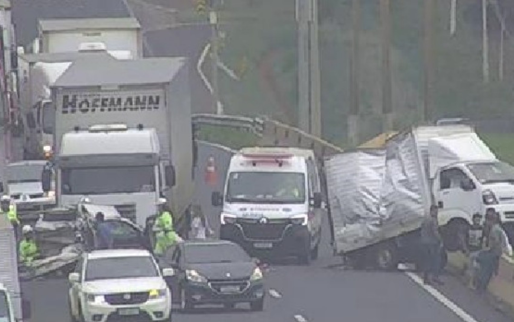 Acidente entre dois caminhões e carro interdita Rodovia Anhanguera em Cravinhos, SP