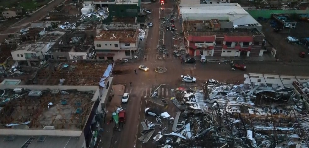 Foto aérea registrada no sábado (8), após o tornado. — Foto: RPC