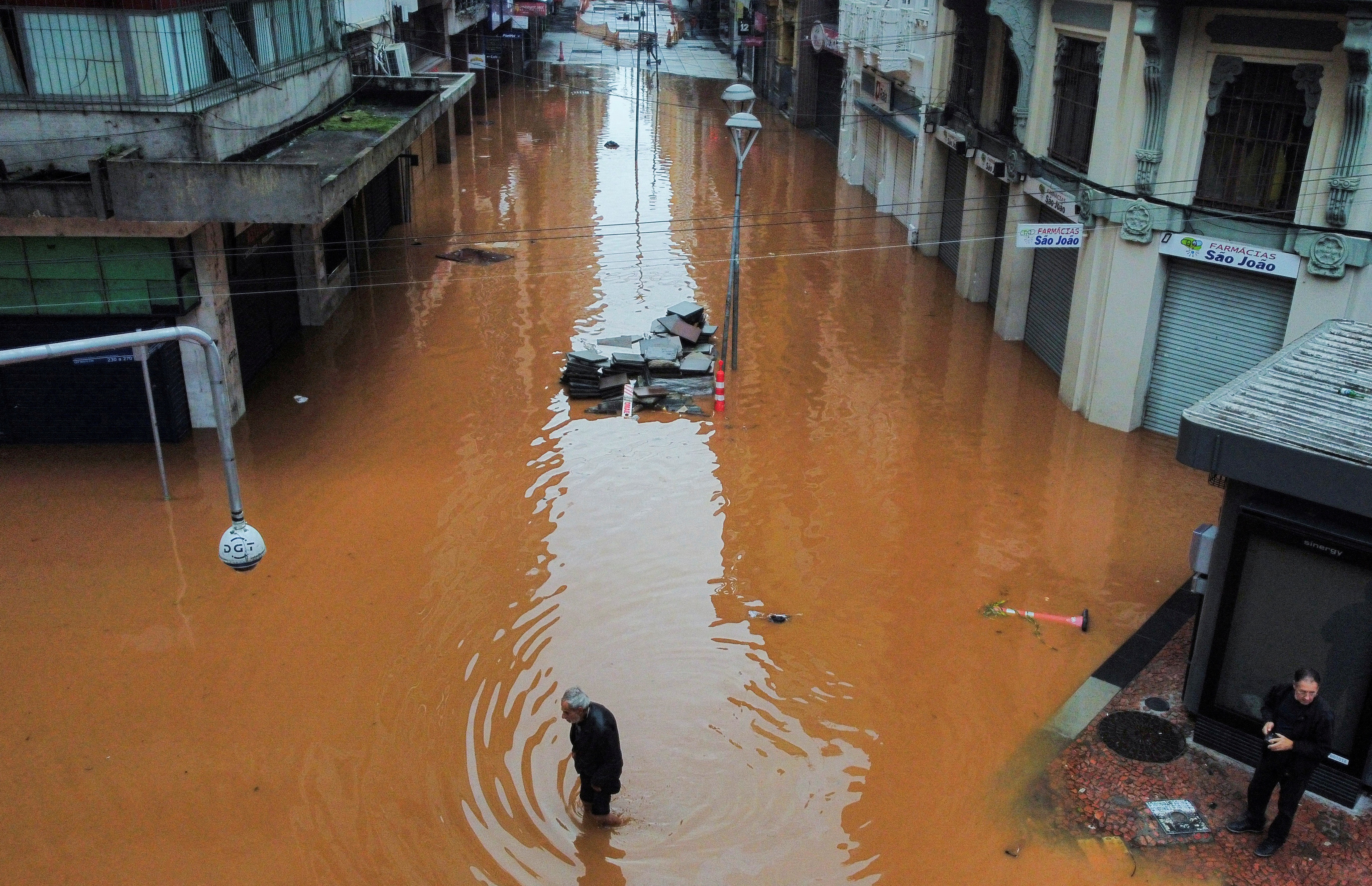 Imagem de drone feita no dia 4 de maio mostra centro de Porto Alegre alagado devido às enchentes no Rio Grande do Sul — Foto: REUTERS/Renan Mattos
