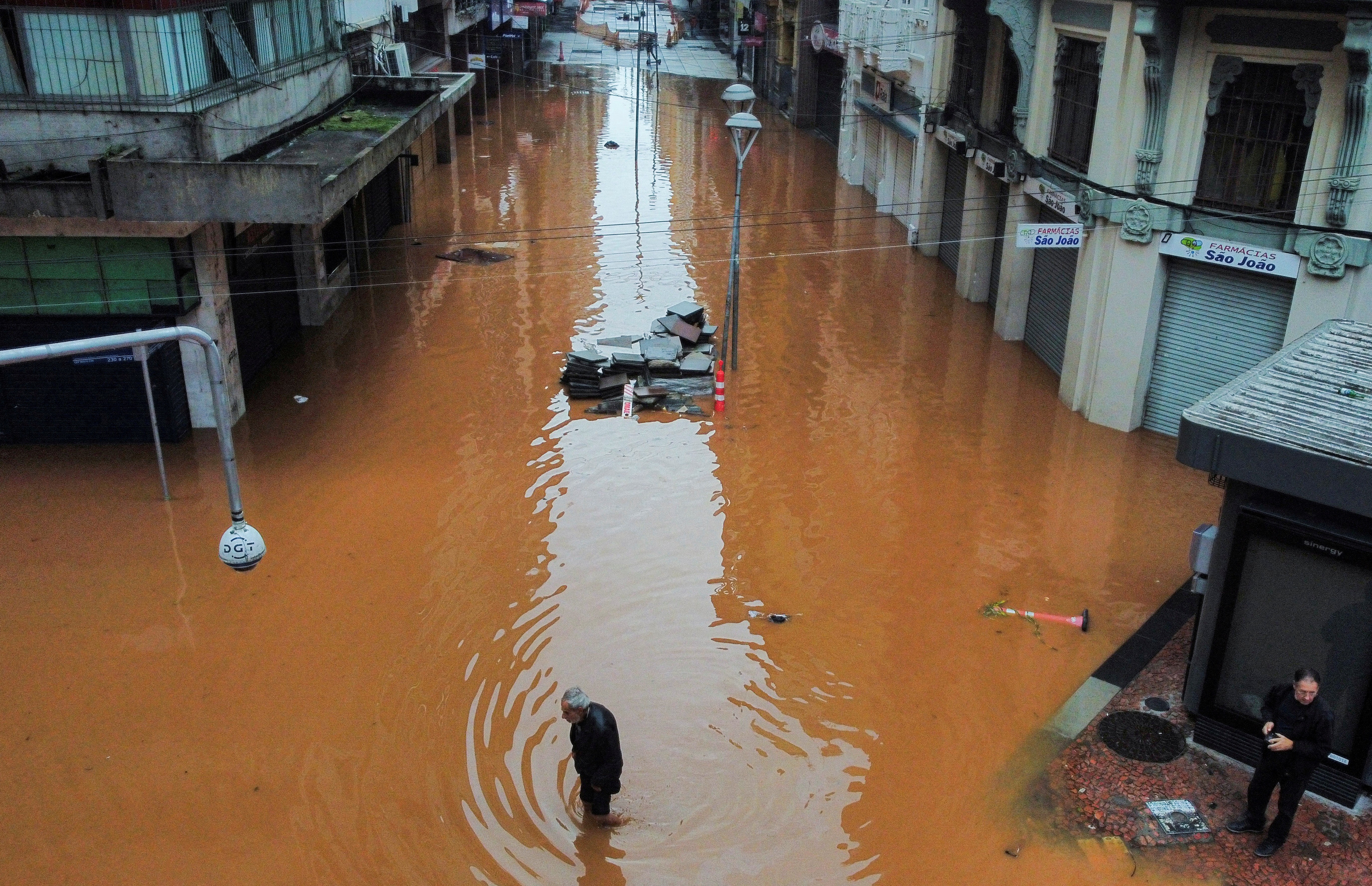 Imagem de drone feita no dia 4 de maio mostra centro de Porto Alegre alagado devido às enchentes no Rio Grande do Sul