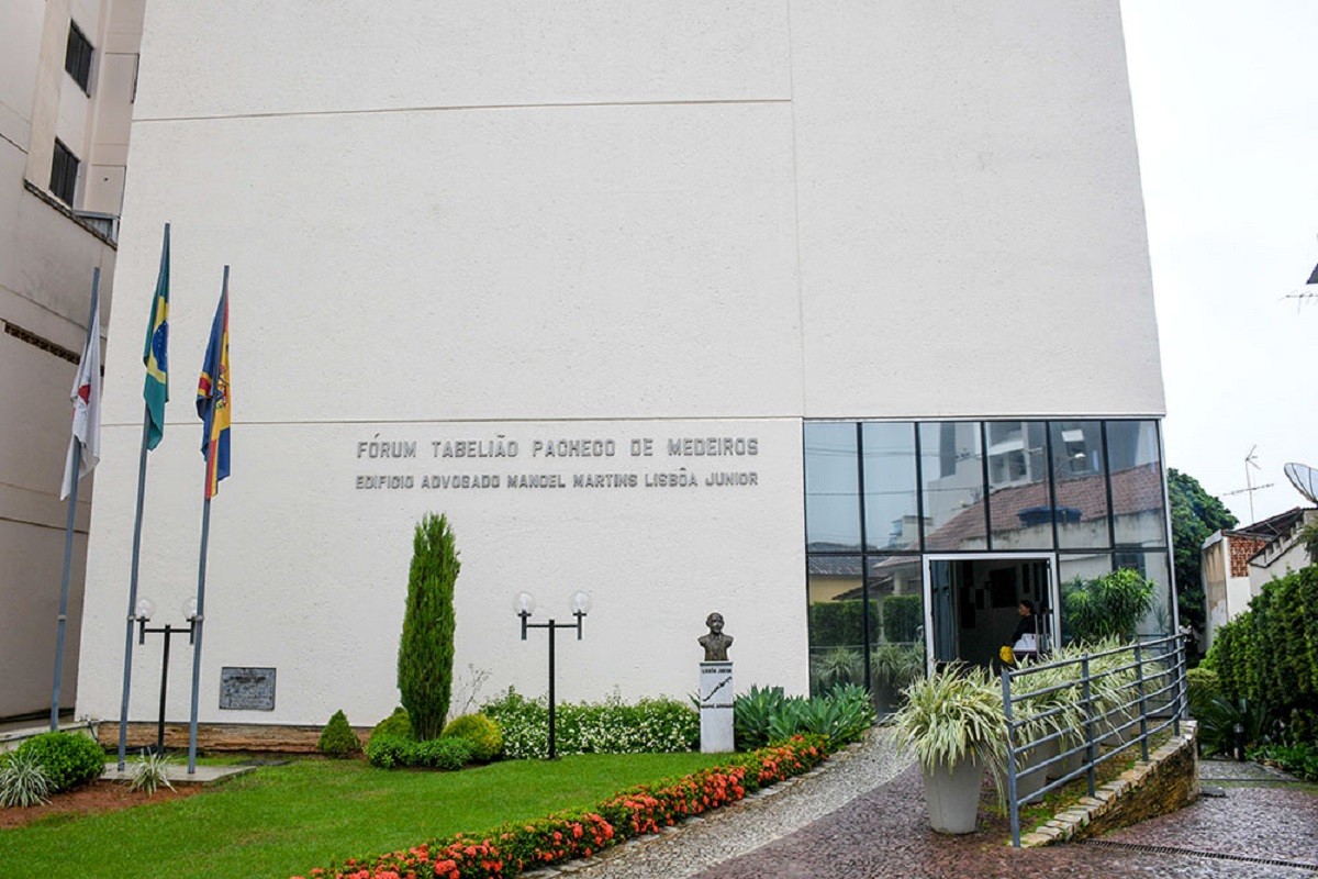 Cliente encontra larvas vivas e mofo em pacote de biscoitos, e fabricante e supermercado são condenados em MG