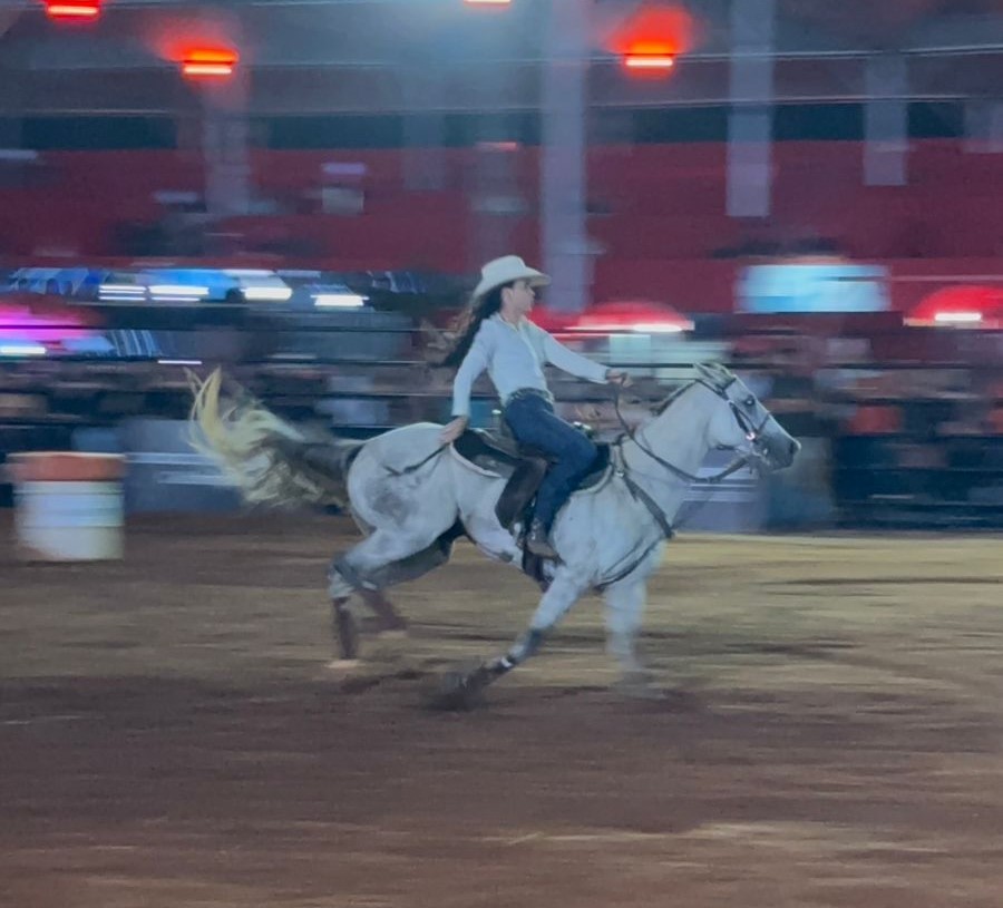 Patrícia Nazato durante prova dos três tombores na terceira noite do Limeira Rodeo Music em Cordeirópolis — Foto: Thomaz Marostegan/g1