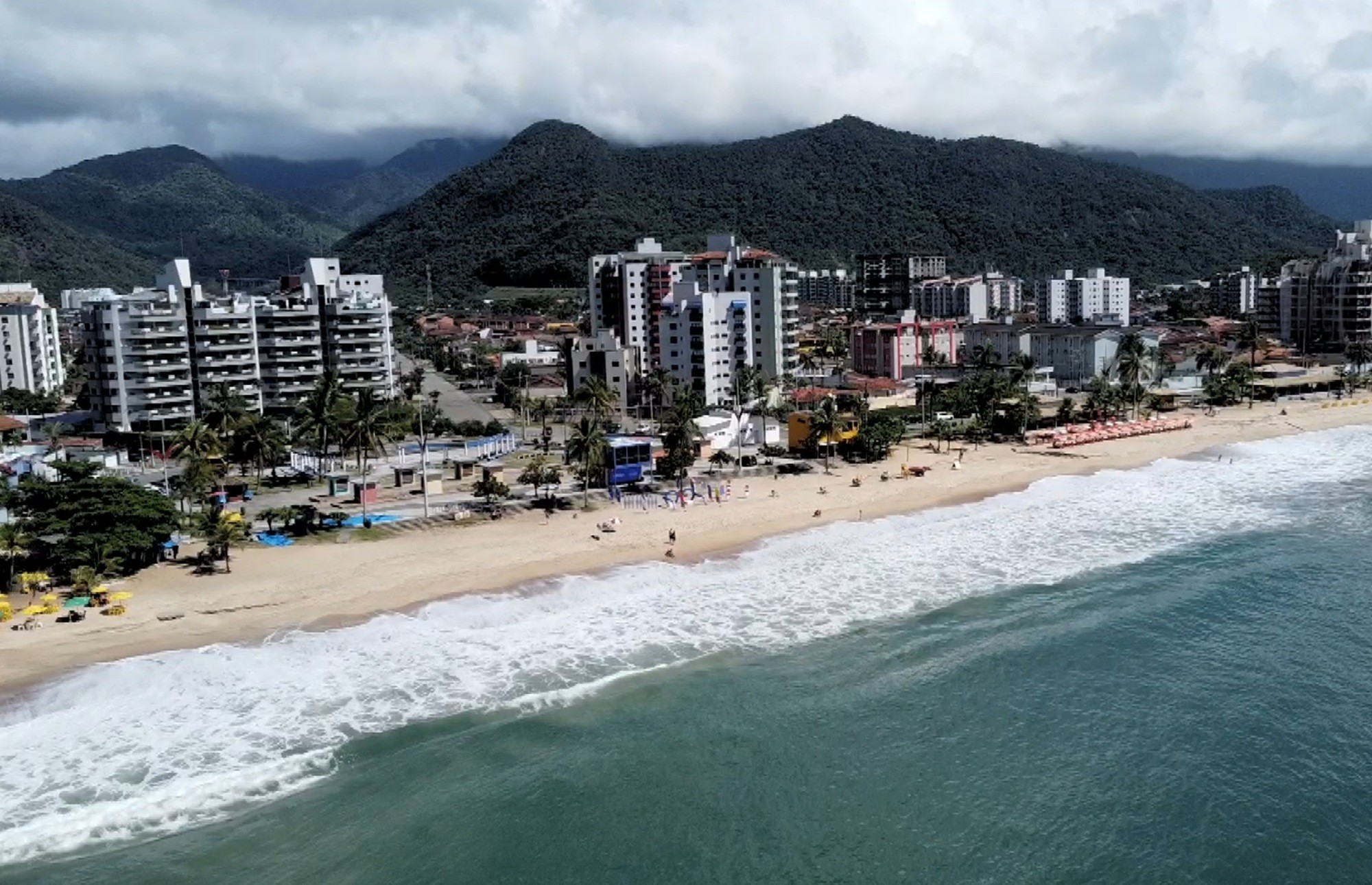 É #FAKE vídeo de onda gigante atingindo Litoral Norte de São Paulo; imagens foram criadas com IA