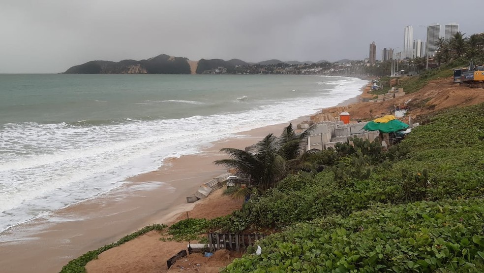 Obras de enrocamento na Praia de Ponta Negra, em Natal — Foto: Sérgio Henrique Santos/Inter TV Cabugi