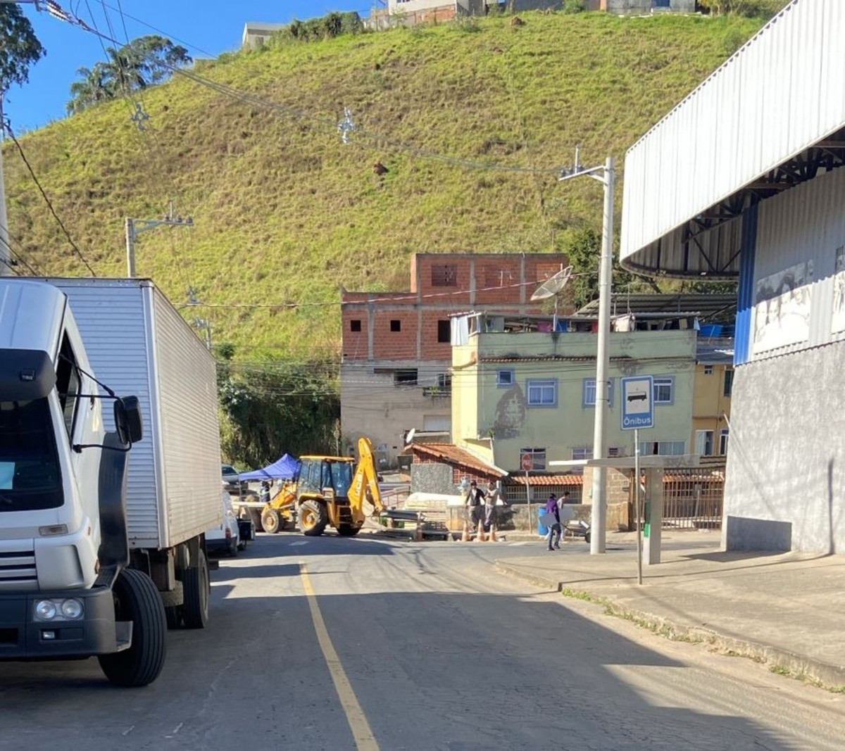 Obras de construção de nova ponte interdita ruas no Bairro Carlos Chagas, em Juiz de Fora