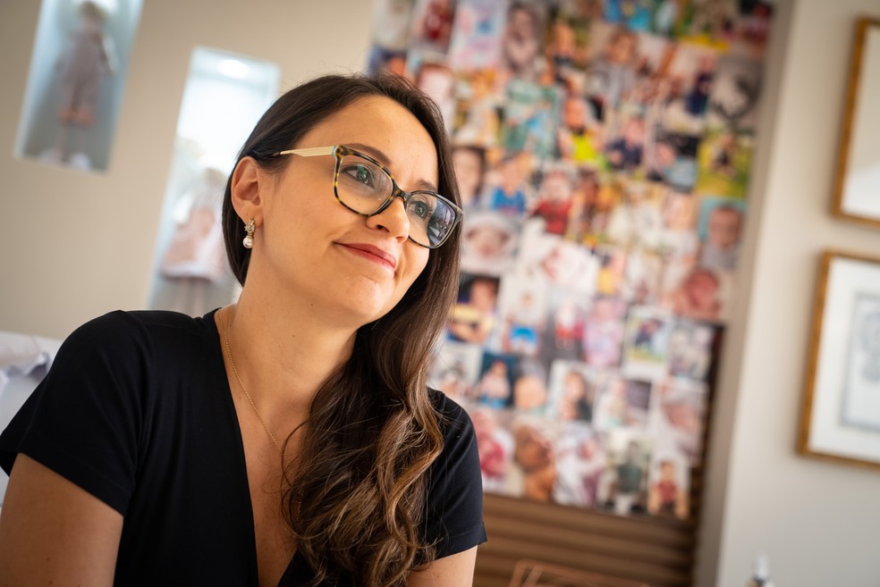 A pediatra Geiza Sucharski, de 38 anos, não tinha como escapar do universo da maternidade quando vivia a ansiedade de tentar engravidar. — Foto: Fábio Tito/g1