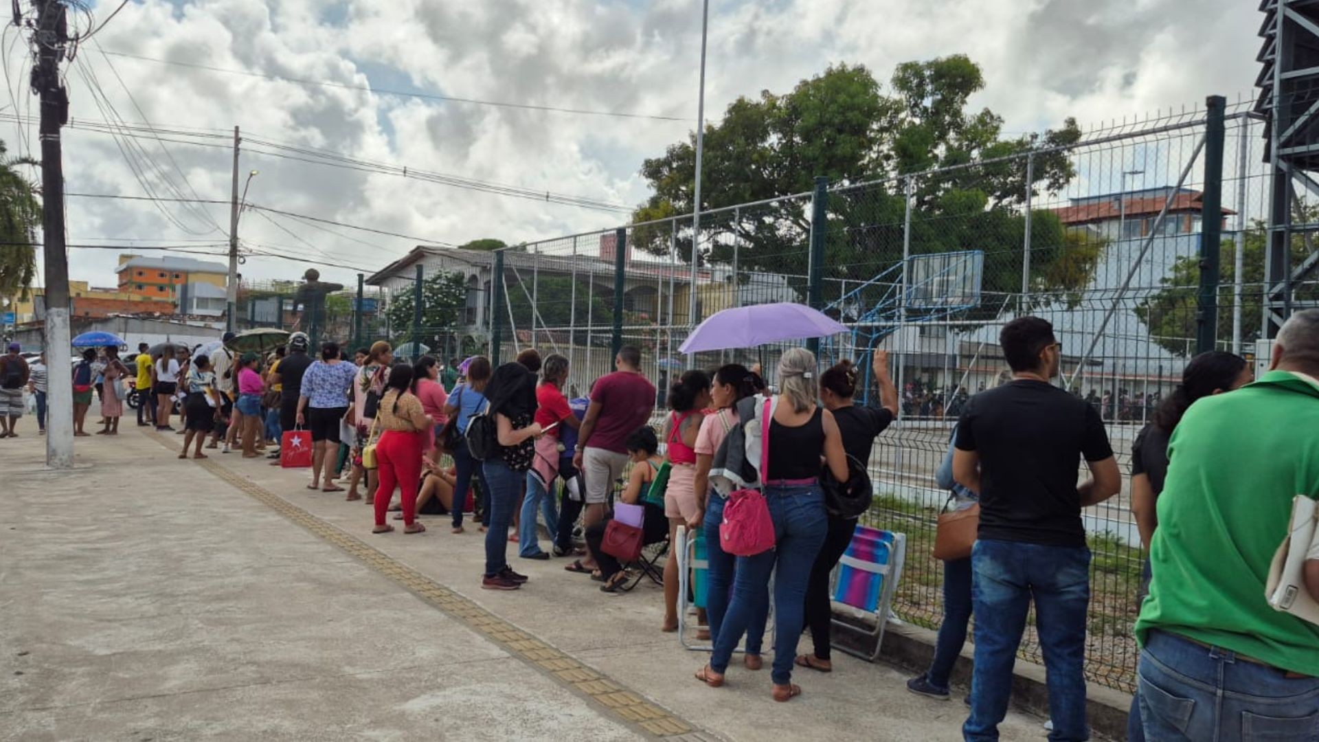 Fila para recurso contorna estádio após 9 mil serem desclassificados da lista de habitacional em Macapá