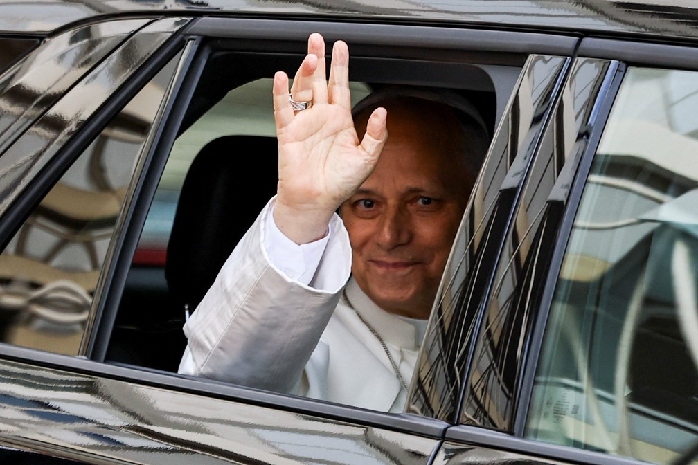 O papa Leão XIV acena ao deixar de carro o Hospital Gemelli, em Roma, no dia 17 de outubro de 2026, após ficar internado para a retirada de câncer de pulmão — Foto: Stoyan Nenov/Reuters