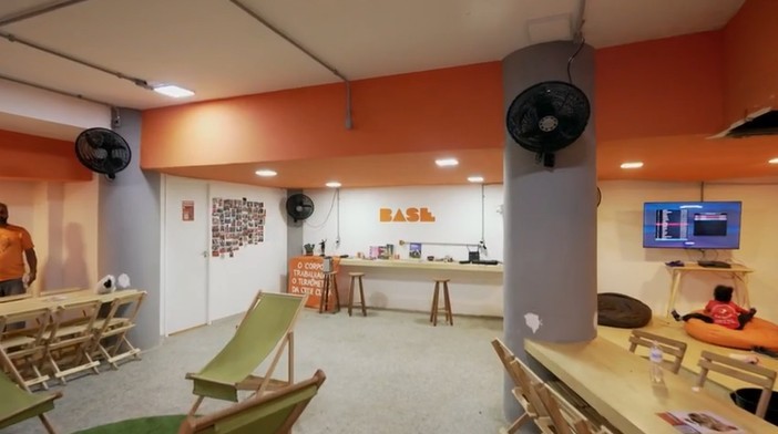 Café, banheiro e até videogame: a base criada por entregadores que oferece apoio e descanso entre as corridas