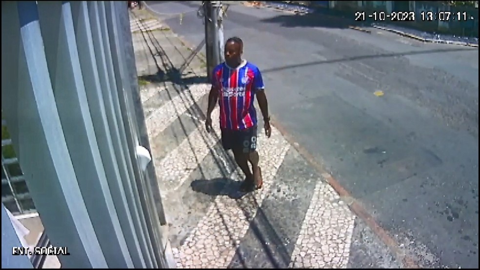 Homem é agredido por torcedores do Bahia por causa de camiseta de organizada do time rival — Foto: Arquivo pessoal