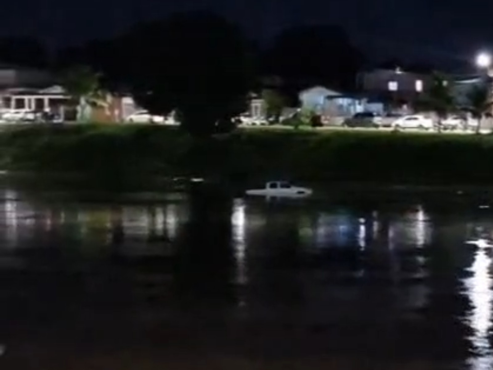 Caminhonete cai no Rio Acre e afunda no bairro da Base, em Rio Branco; VÍDEO