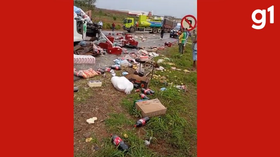 Batida entre caminhão e carreta deixa feridos e interdita trecho da BR-163 em MT 