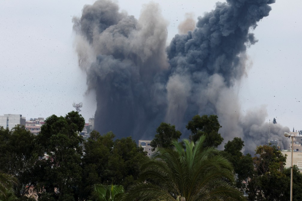 Grande nuvem de fumaça após bombardeio de Israel em Tiro, sul do Líbano — Foto: REUTERS/Aziz Taher