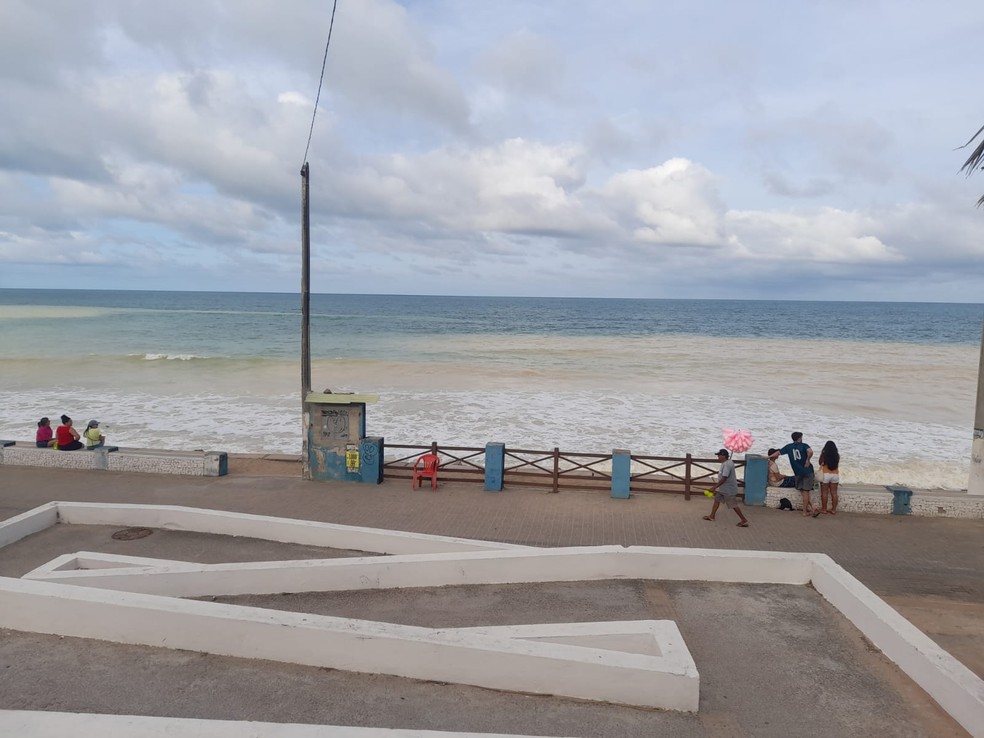 'Mancha' turva no mar de Ponta de Negra chama aten&ccedil;&atilde;o de banhistas &mdash; Foto: Vanessa Camilo / Inter TV Cabugi