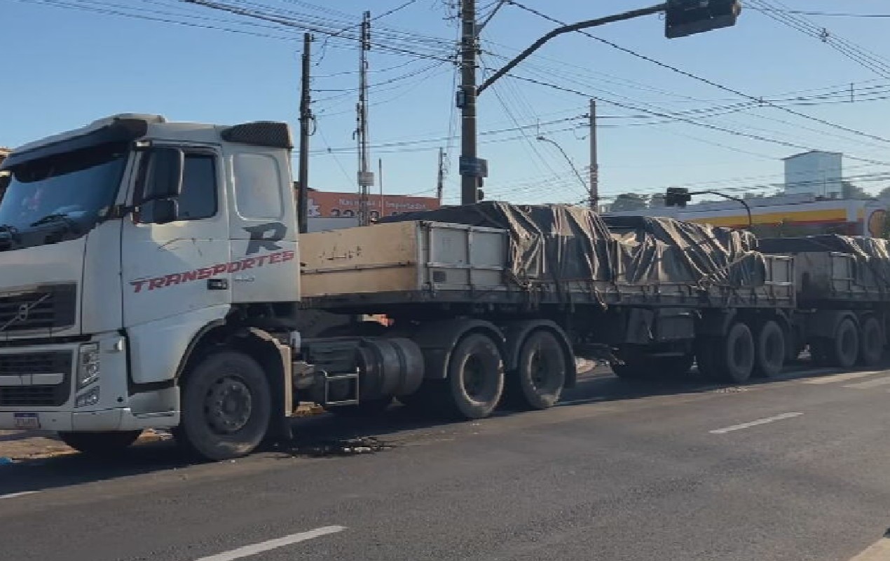 Caminhão bitrem com pane mecânica trava cruzamento da Avenida Nuno de Assis em Bauru e causa lentidão