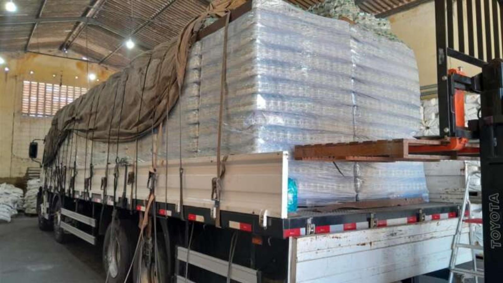 Caminhão com 60 mil garrafas de bebidas alcoólicas sem nota é apreendido no Ceará