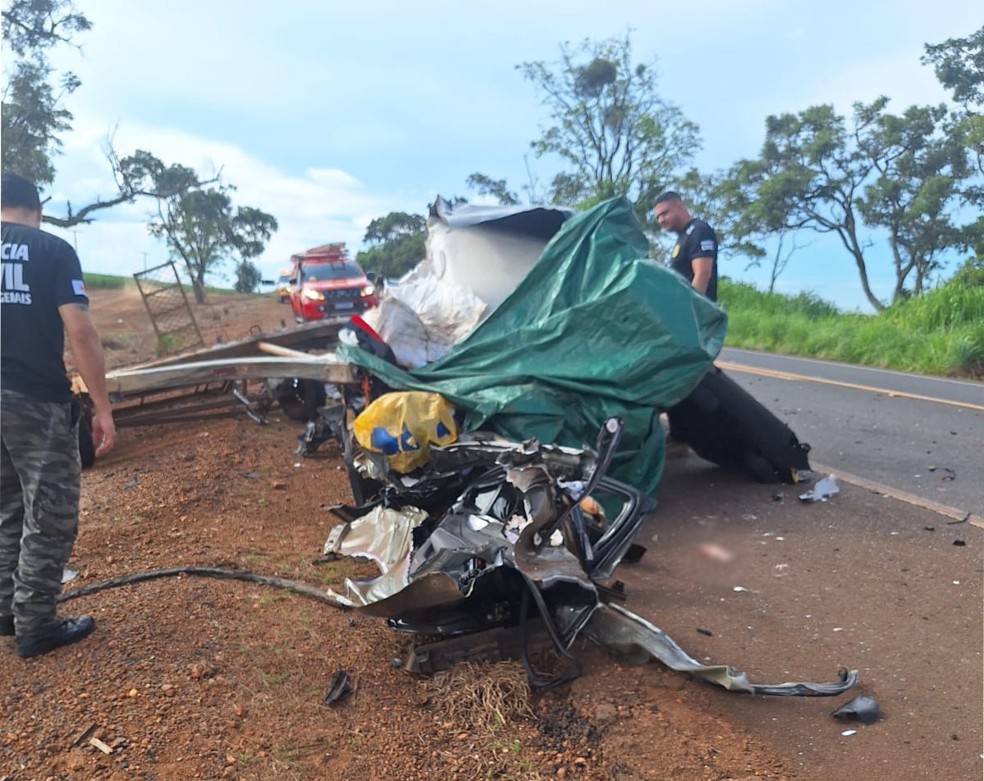 Acidente com reboque na MGC-452, em Tupaciguara, deixou cinco mortos — Foto: Polícia Militar Rodoviária/Divulgação