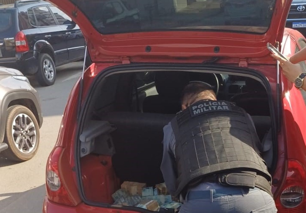 Carro abandonado é apreendido com cerca de R$ 1 milhão dentro de porta-malas em São Luís na terça-feira (30) — Foto: Divulgação
