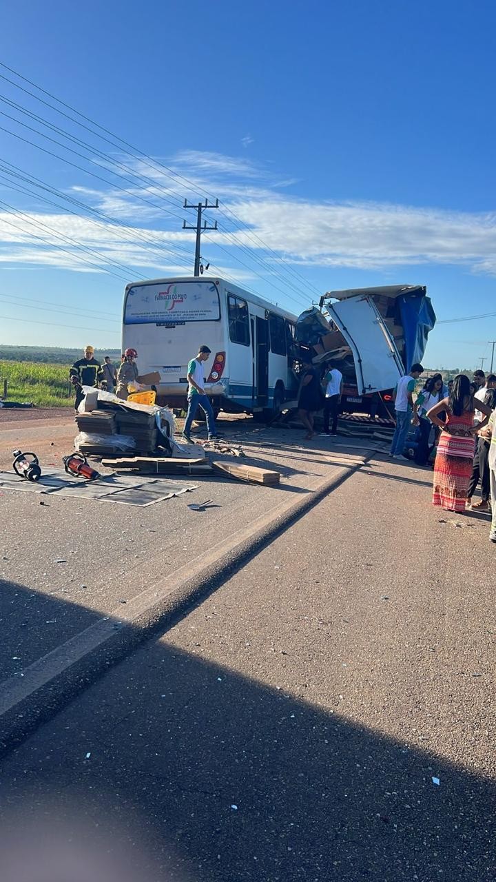 Acidente com ônibus escolar deixa estudantes feridos em rodovia do Pará