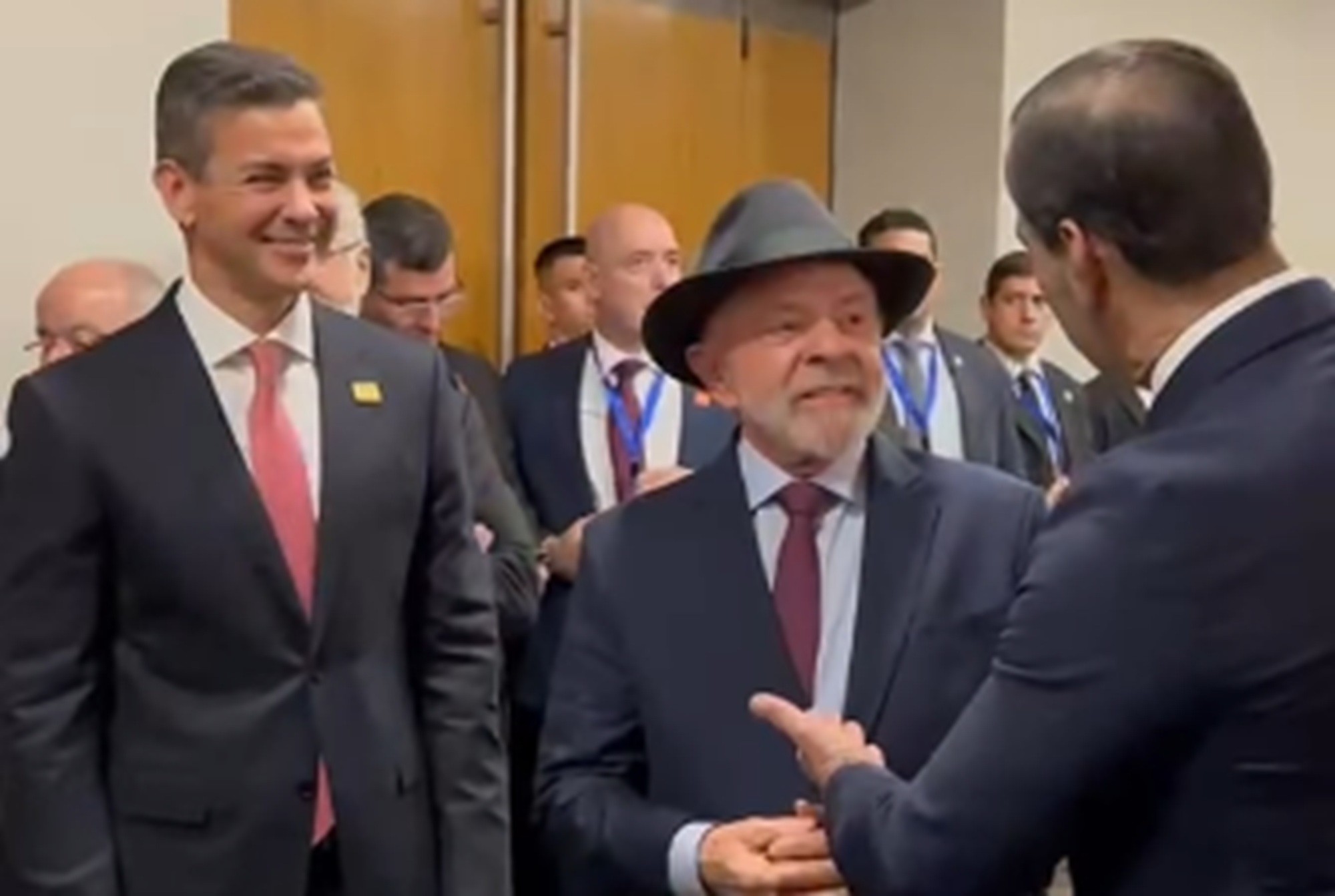 É #FAKE que vídeo mostre presidente do Paraguai agradecendo a Lula por empresas deixarem o Brasil