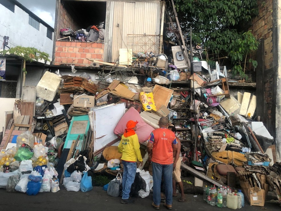 Casa de acumulador em Manaus antes de receber a ação de limpeza pública, em agosto de 2022. — Foto: Divulgação/Semulsp