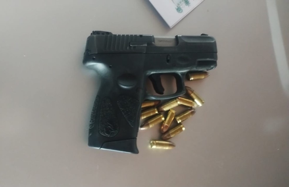 Arma apreendida pela Polícia Civil com militar durante cumprimento de mandado na Grande Natal — Foto: Cedida