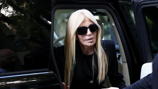 Figuras da moda, políticos e funcionários se despedem de Giorgio Armani em Milão; FOTOS - Donatella Versace, ex-primeiros-ministros e membros do staff do estilista prestaram as últimas homenagens. Enterro acontece nesta segunda-feira (8) e será fechado à família.