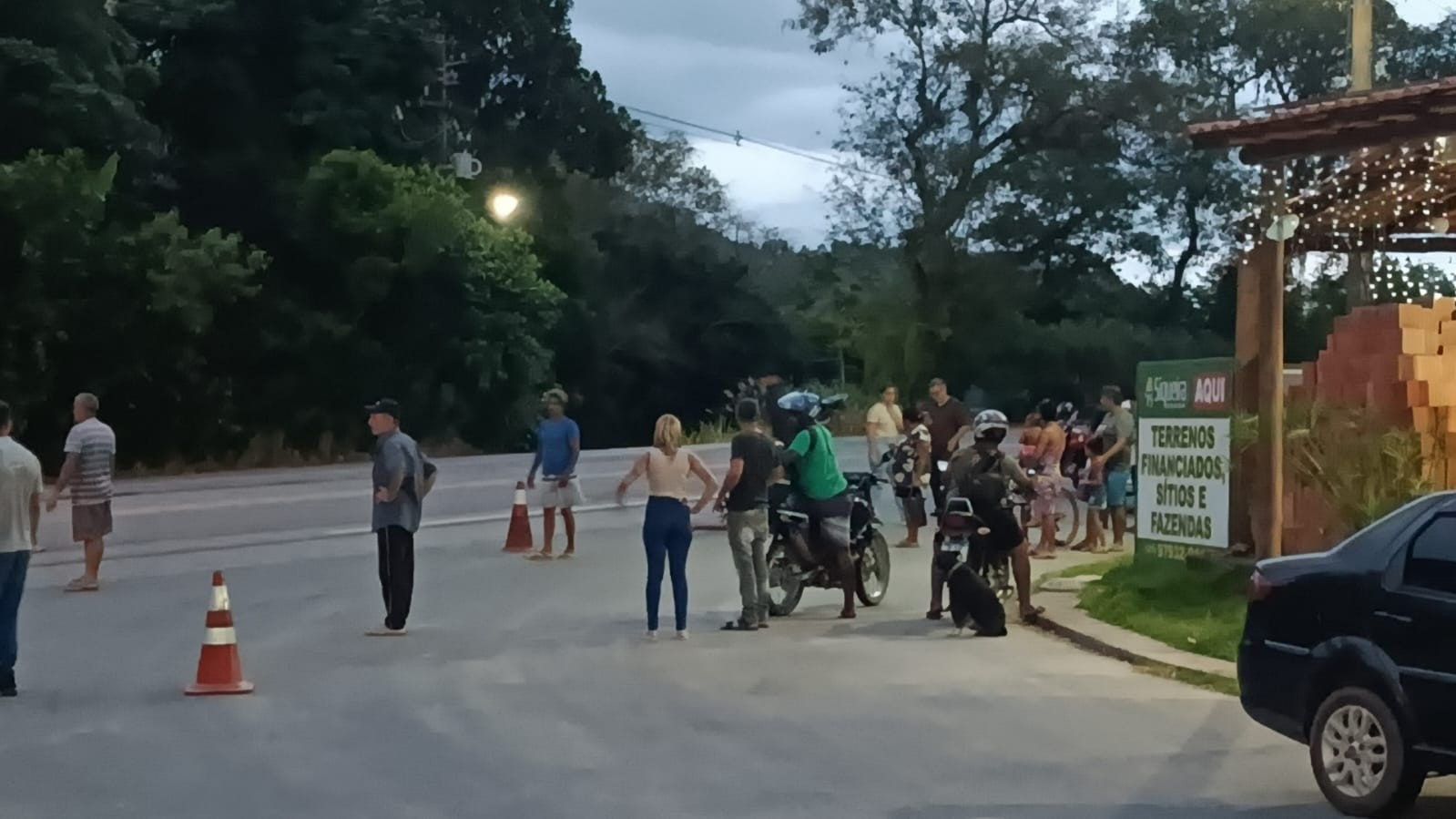 Moradores protestam após criança de 10 anos morrer atropelada na RJ-122, em Guapimirim, no RJ
