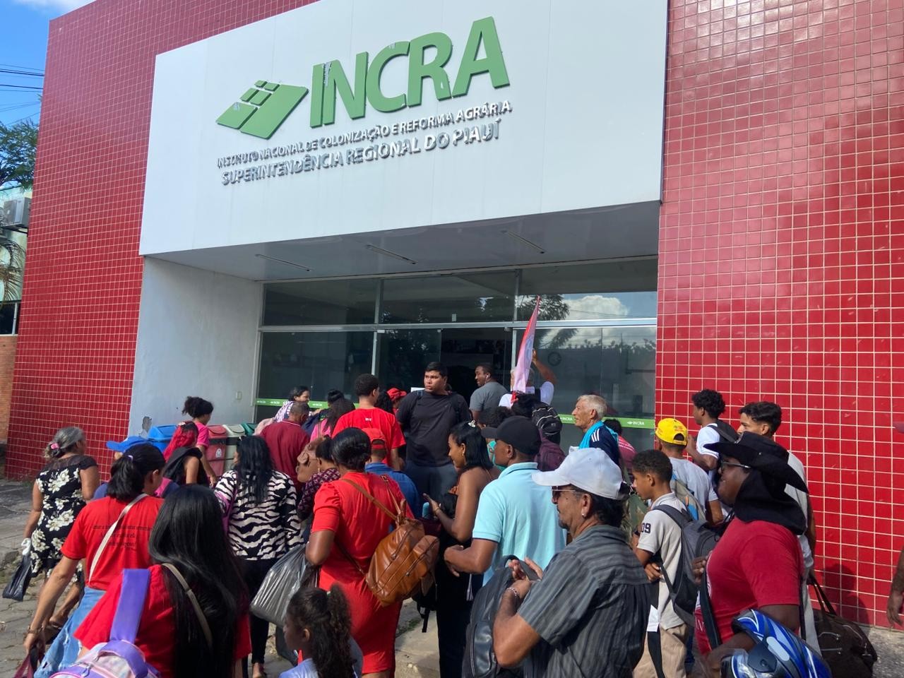 Trabalhadores rurais e manifestantes do MST ocupam prédio do Incra em Teresina 