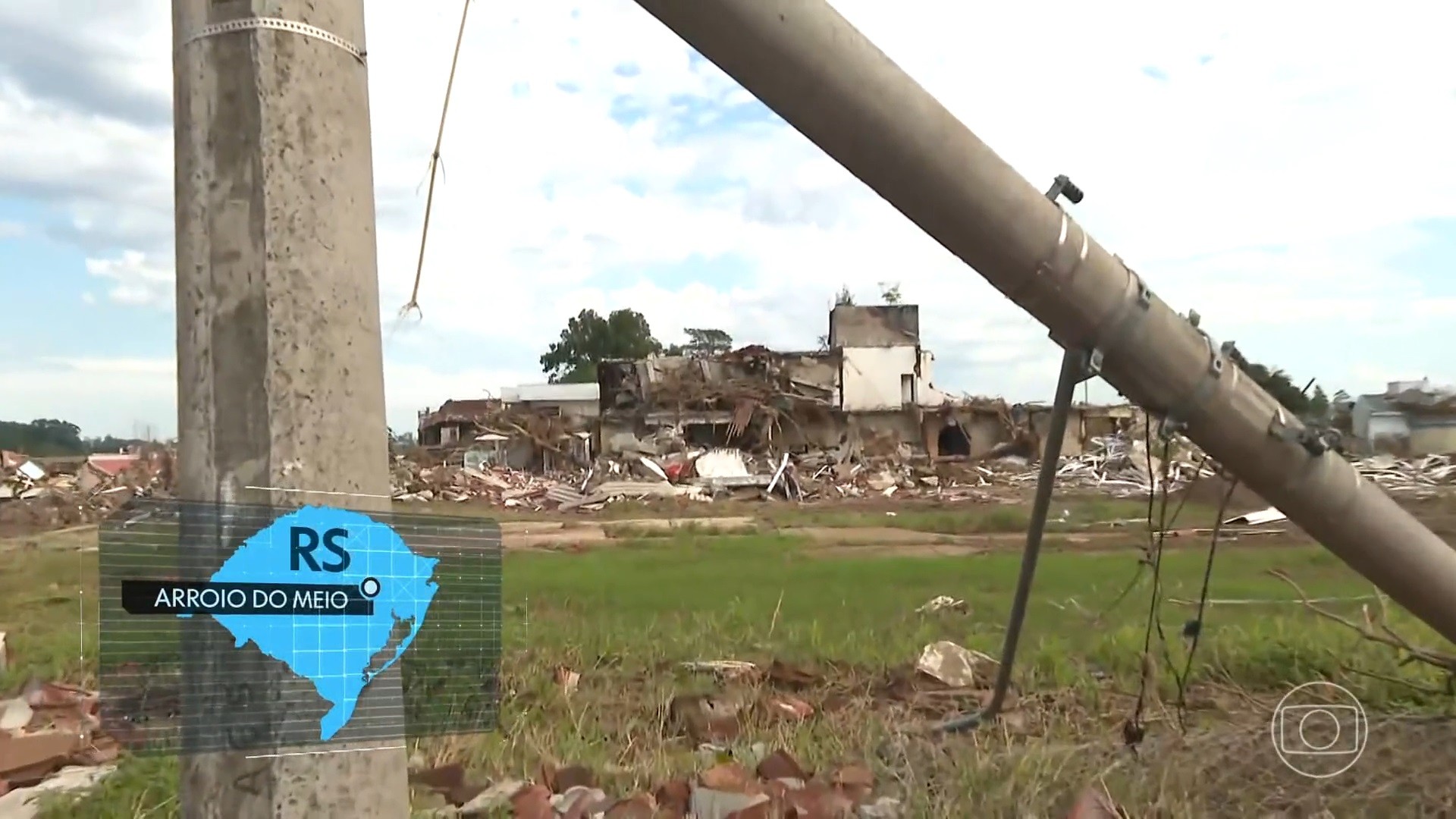 Voluntários de Santa Catarina e Exército retiram escombros em Arroio do Meio, no Vale do Taquari