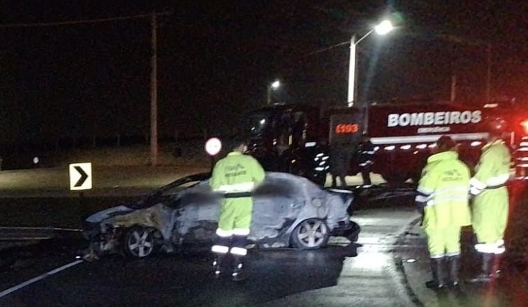 Motorista morre e passageiro fica ferido após carro pegar fogo durante acidente em rodovia de Salto