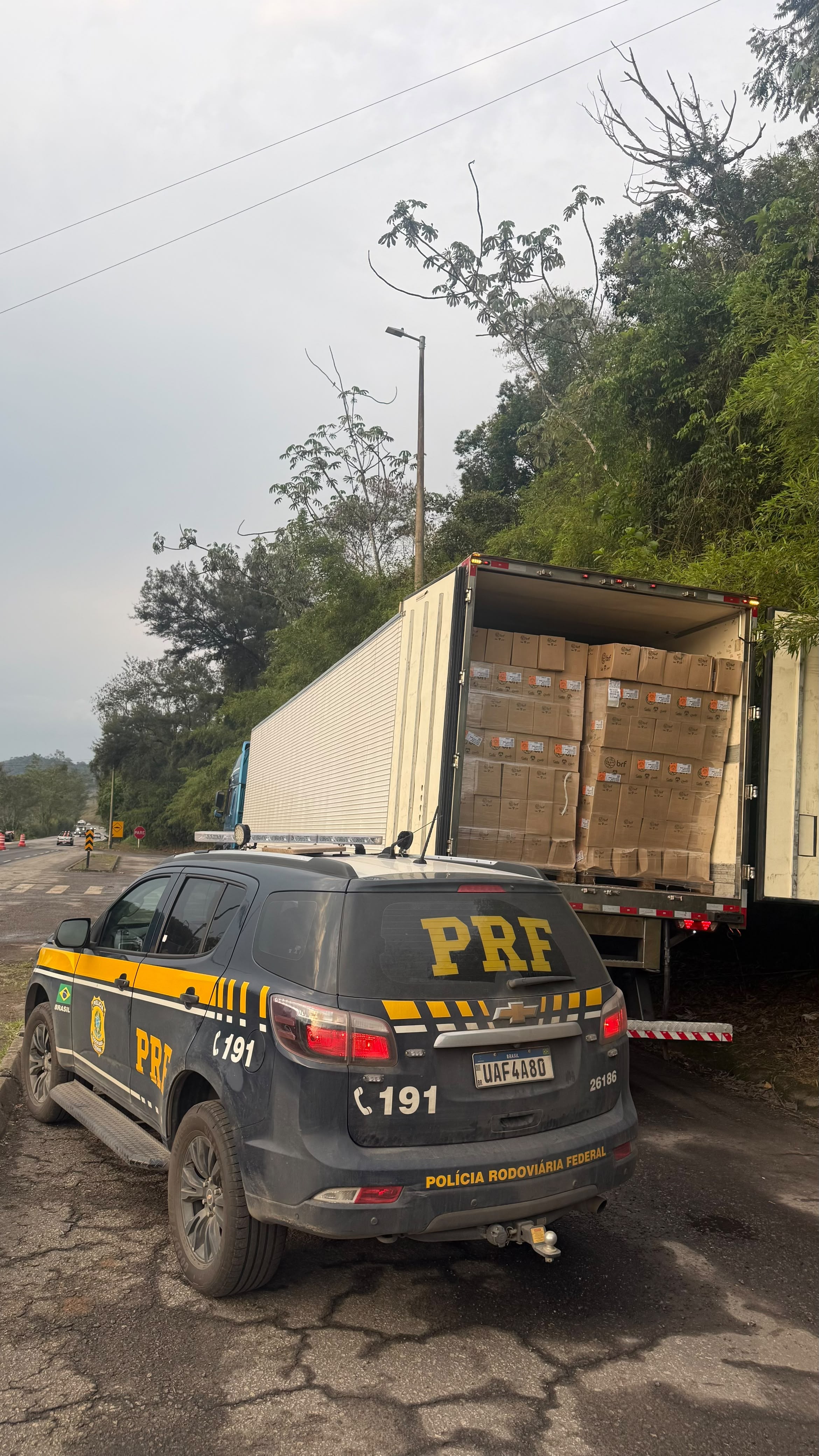 Carga de linguiça calabresa avaliada em R$ 200 mil é apreendida sem nota fiscal na BR-040 em Juiz de Fora