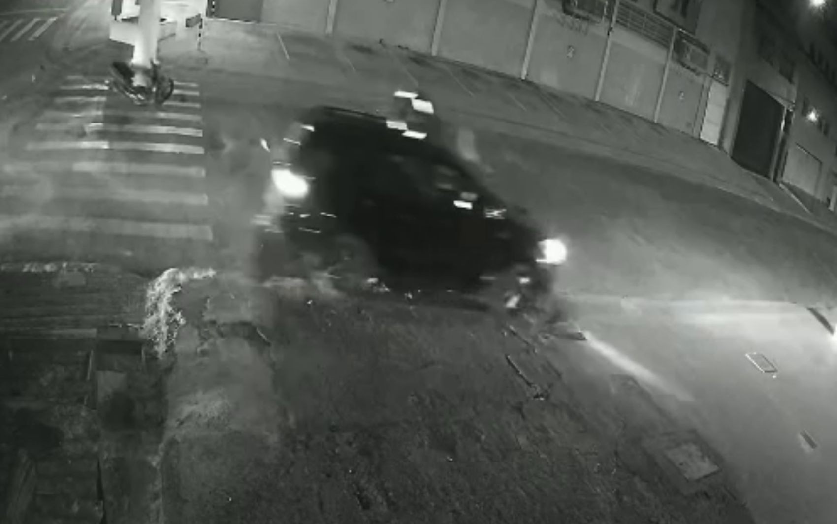 Vídeo mostra motociclista sendo levado em capô de carro após batida em Aracaju