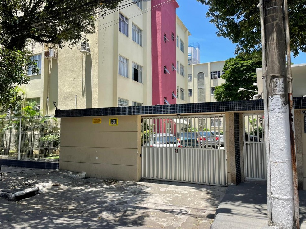 Fachada do condomínio onde porteiro morreu eletrocutado em Itapuã, Vila Velha (ES) — Foto: Francisco Calente