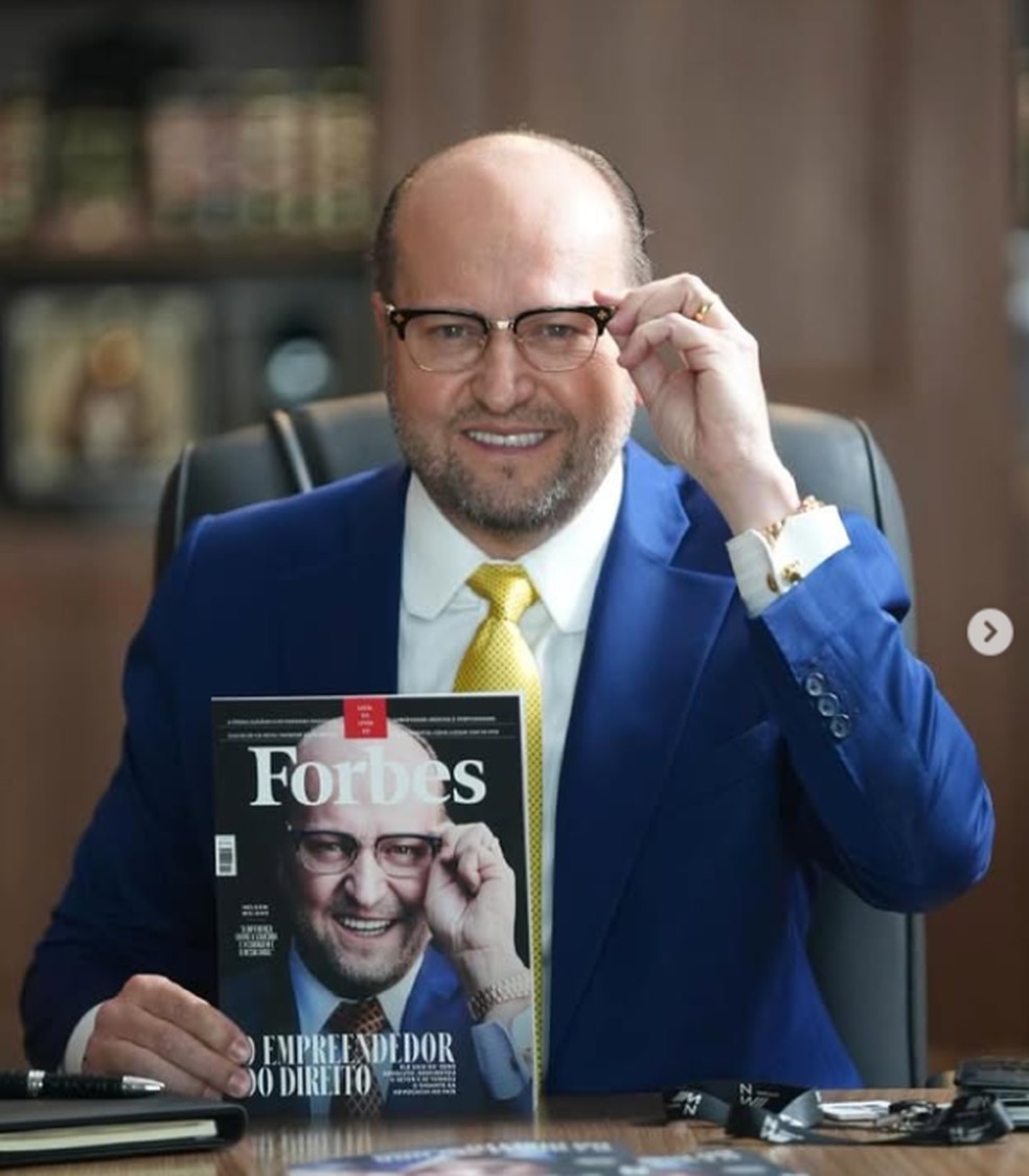 Advogado com a capa da Forbes, ele foi o primeiro do meio a estampar a revista. &mdash; Foto: Reprodu&ccedil;&atilde;o/ Instagram