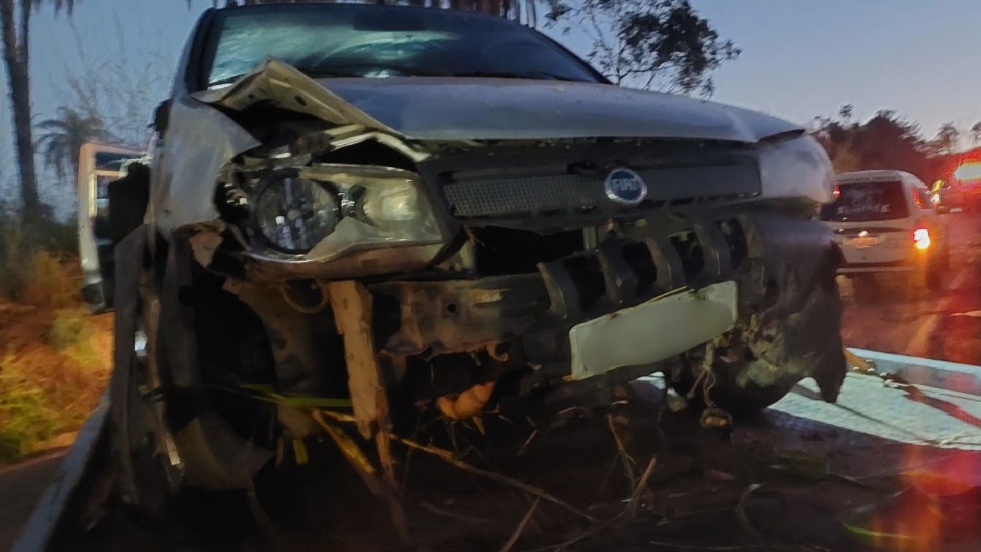 Motorista morre ao ser arremessado do carro após sair da pista em acidente na MG-060 em Paineiras