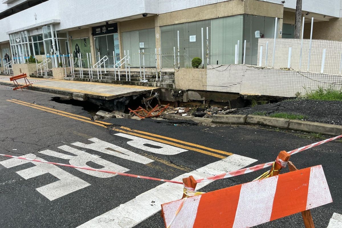 Cratera surge após chuva e preocupa moradores de prédio no litoral de SP