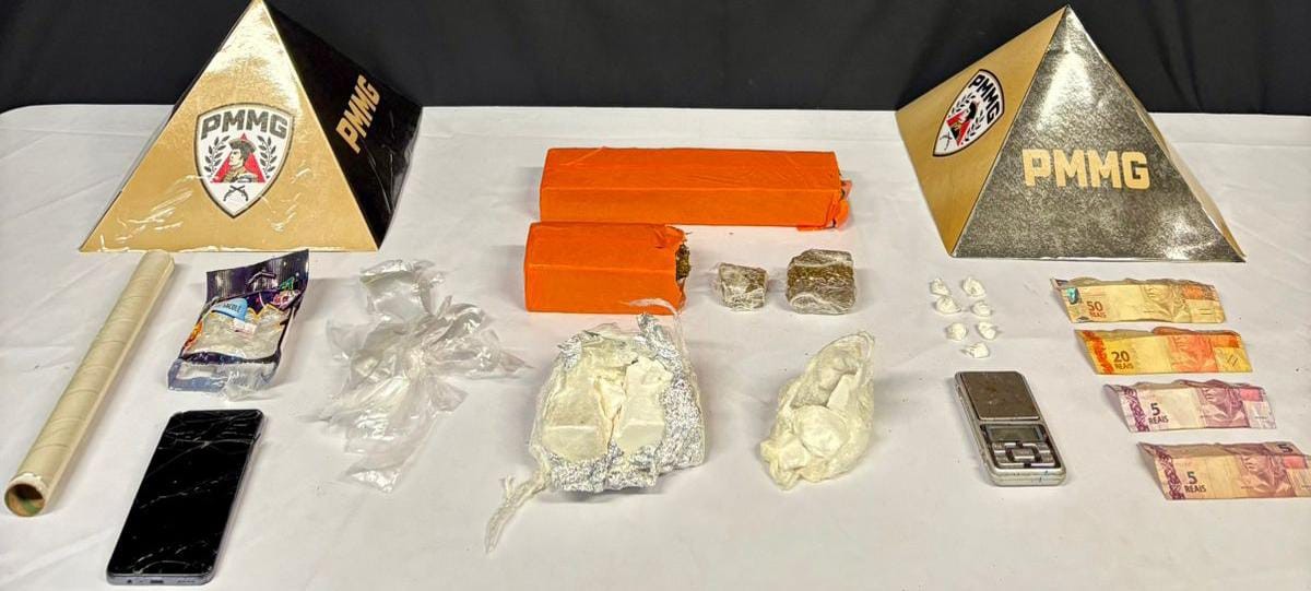 Homem tenta esconder droga na boca durante abordagem e dupla é presa com 'cocaína pura' em MG