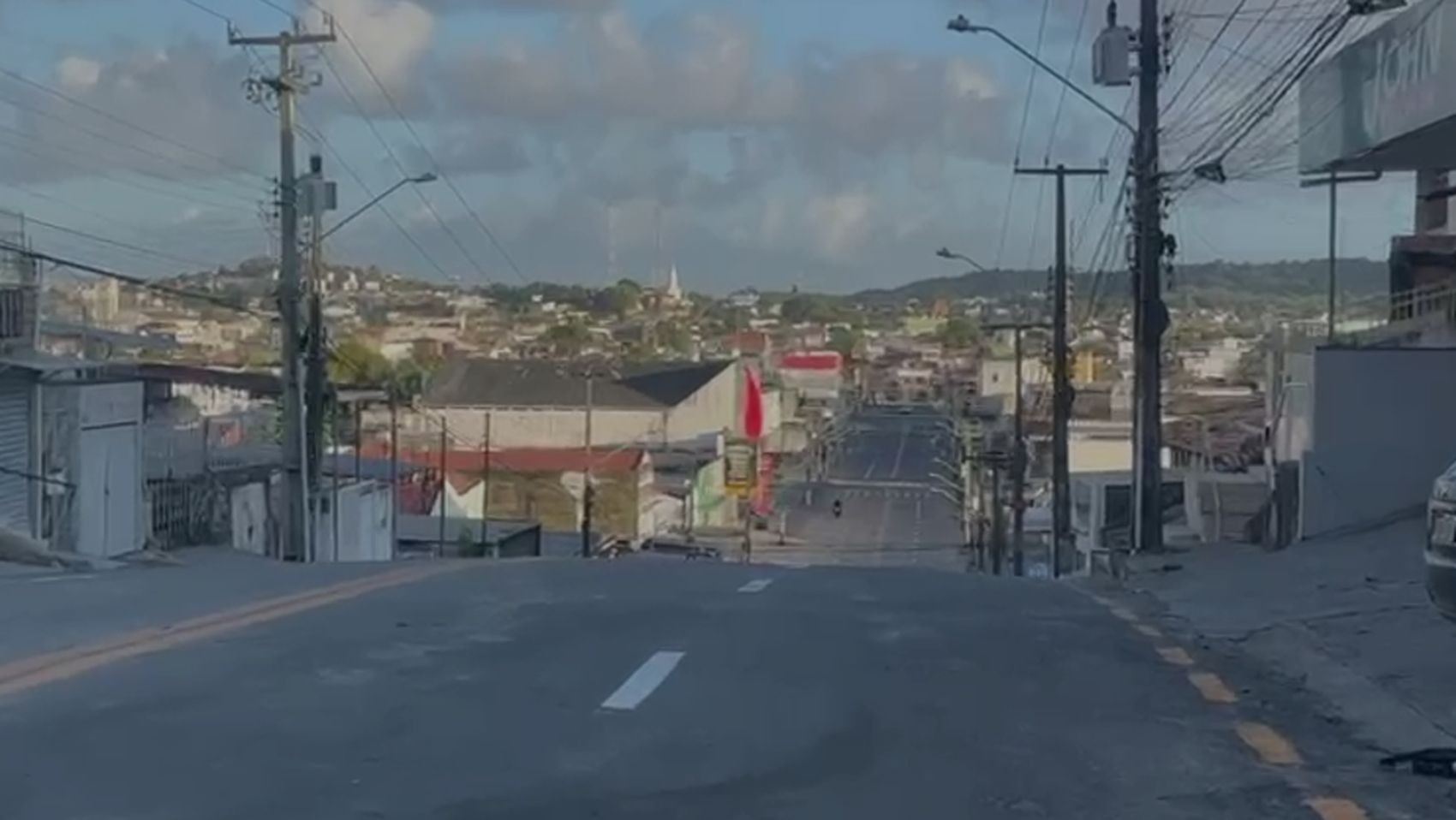 Oito dias após rompimento de tubulação, trânsito na Avenida Pedro Calazans, em Aracaju, é liberado