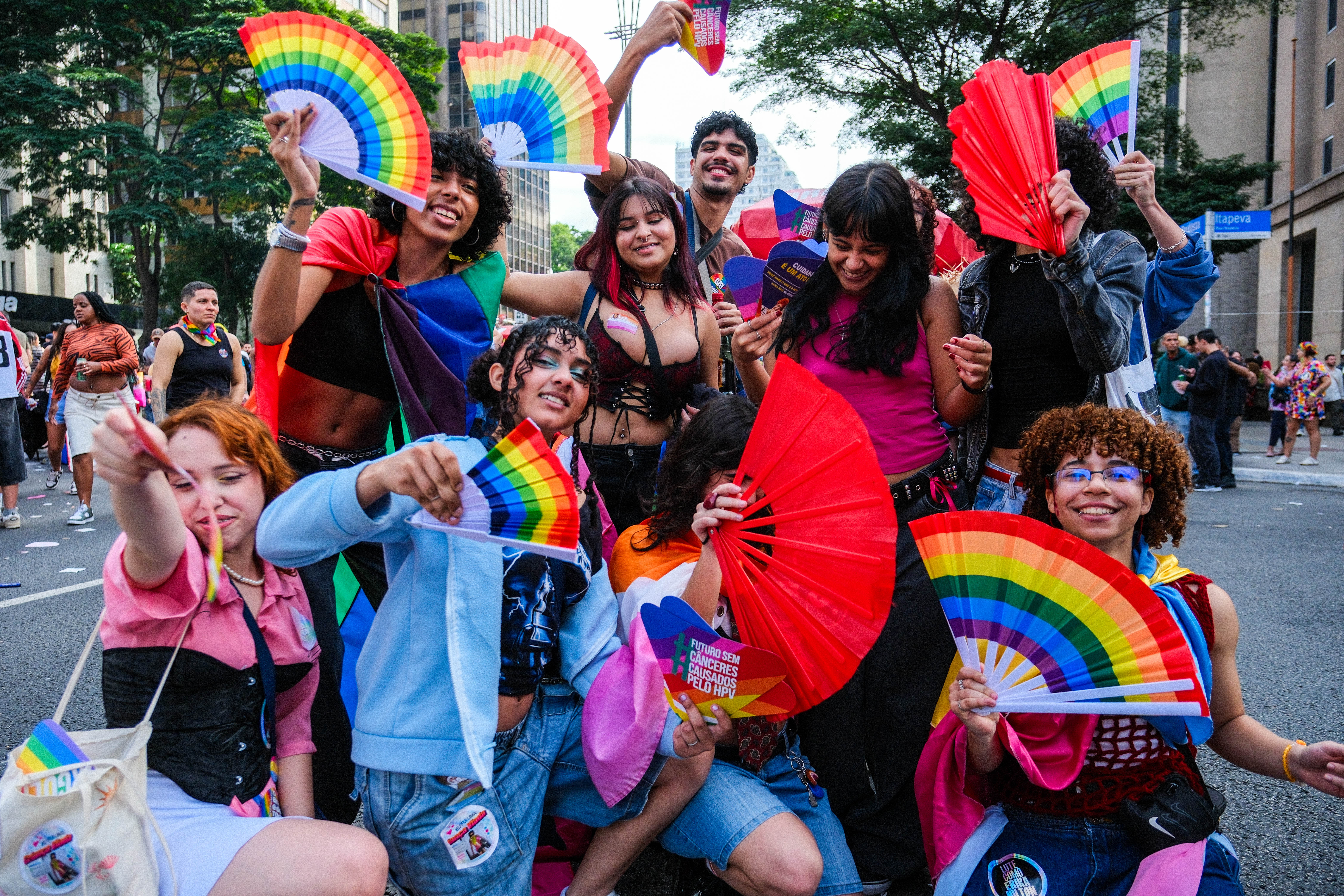 



Parada LGBT+ em SP tem 'exército' de leques, hino nacional, Marco Nanini e defesa do direito de envelhecer com dignidade